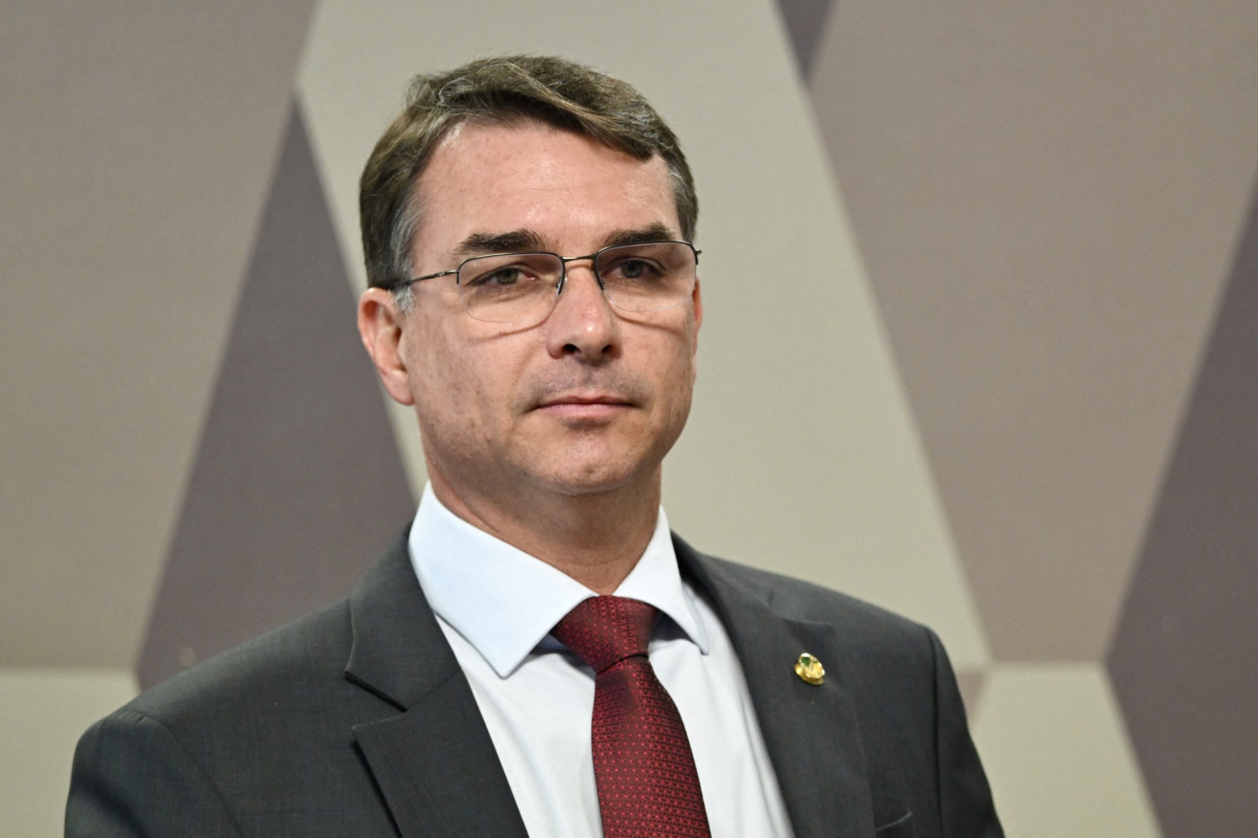 Flávio propõe presídios de segurança máxima no modelo de Bukele